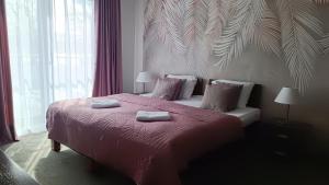 オストルダにあるWilla Port Apartament 203のベッドルーム1室(ベッド1台、タオル2枚付)