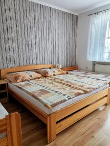 Villa Joanna في مينززدرويه: غرفة نوم بسرير كبير في غرفة