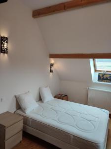 um quarto com uma cama num quarto com uma janela em Le Clos du Château em Rully
