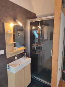 uma casa de banho com um lavatório e um espelho em Le Clos du Château em Rully