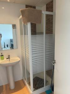 Et badeværelse på Piso coqueto Chiclana + 4 billeder