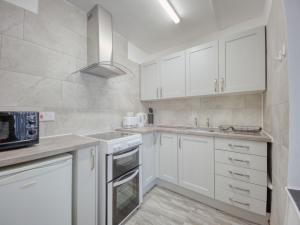 Kuchyň nebo kuchyňský kout v ubytování Apartment 8 - Large Studio Sea Front-Ground floor -Free Parking
