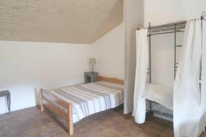 um quarto com uma cama num quarto em Gîte de l'arbre perché à Langel em Armissan