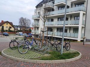 a group of bikes parked in front of a building at Apartament Pastelowy in Świnoujście