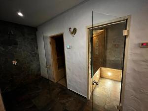 bagno con doccia e porta in vetro di Wellness & View Skrzyczne, Sauna, Jacuzzi - w cenie a Szczyrk