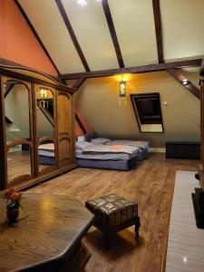 um quarto com duas camas e uma mesa em Pokoje pracownicze Witkowska em Gniezno