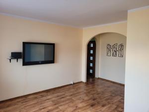 Televízia a/alebo spoločenská miestnosť v ubytovaní Apartament Palisadowa