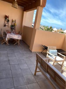 d'une terrasse avec une table et des chaises sur un balcon. dans l'établissement Casa Azahar, à Tarifa
