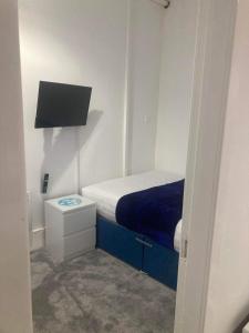 The New Apollo Hotel في بلاكبول: غرفة صغيرة بها سرير وموقف ليلي
