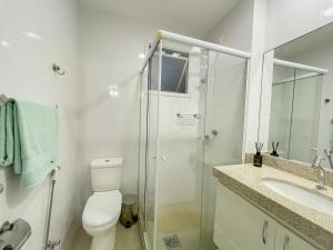 Ванна кімната в Vista mar com Mega Sofá na Praia do Morro - 3 quartos - 2 vagas de garagem - Melhor localização no quiosque 15 - Perto de tudo