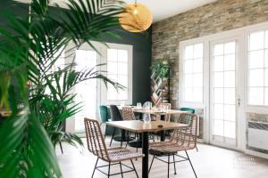 - une salle à manger avec une table et des chaises dans l'établissement The Originals City Hôtel Bordeaux Porte du Bassin, à Gradignan