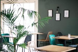 The Originals City Hôtel Bordeaux Porte du Bassin的休息区
