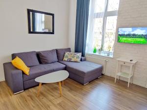 - un salon avec un canapé et une table dans l'établissement Apartament "Stay with Us", à Toruń