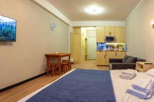 Pokój z łóżkiem, kanapą i stołem w obiekcie Room310 w mieście Gudauri