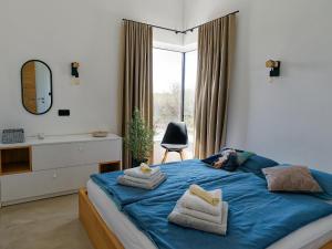 ein Schlafzimmer mit einem Bett mit Handtüchern darauf in der Unterkunft Villa goISTRIA in Fuškulin
