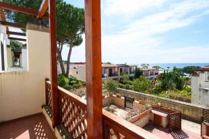 un balcón con vista al mar en Villa Giorgia Cilento, en Montecorice