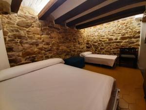 Postel nebo postele na pokoji v ubytování Casa rural rústica "EL COLMENAR" para parejas, familias o amigos a la montaña