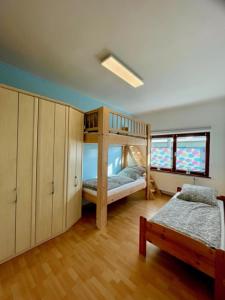 ヴァイセンフェルスにあるFerienhaus Obschützのベッド2台と二段ベッド1組が備わる客室です。