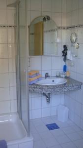 Koupelna v ubytování Hotel garni Hopfengold
