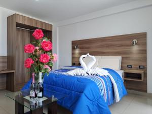 Dormitorio con cama con cisne y rosas en PRIVATE ROOMS / DOWNTOWN AREQUIPA, en Arequipa