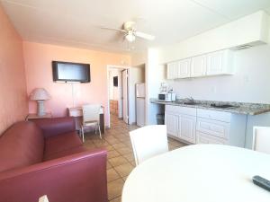 Kuchyň nebo kuchyňský kout v ubytování Caprice Motel - Wildwood