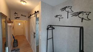 een hal met een muur met tekeningen erop bij Wilhelms Mitte in Wilhelmshaven