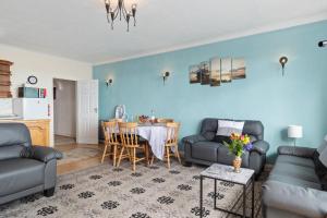 un soggiorno con divano e tavolo di Temple Bar Apartment - Sea Front Views ad Amroth