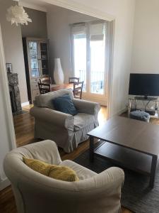 Televízia a/alebo spoločenská miestnosť v ubytovaní L'Aiguillon, bel appartement hyper-centre