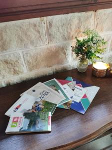 uma mesa coberta com revistas em cima de uma mesa em Le gîte du Brouage em Chauny