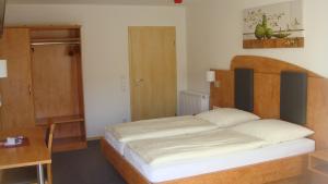 Postel nebo postele na pokoji v ubytování Hotel garni Hopfengold