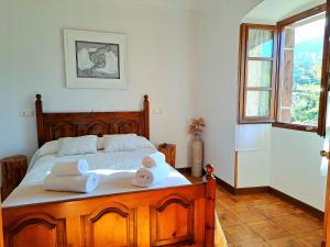 A bed or beds in a room at Casa Rural Betraunea