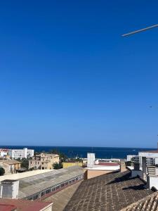 una vista del océano desde el techo de un edificio en IGiDELUX en Era de Soler