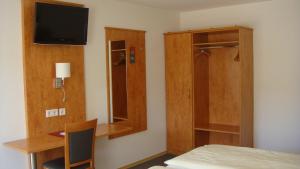 Postel nebo postele na pokoji v ubytování Hotel garni Hopfengold