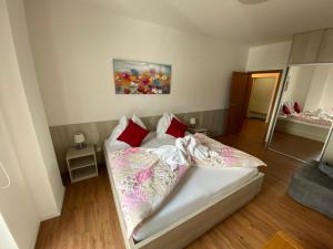 Un dormitorio con una cama con almohadas y un espejo. en Apartment Chamonix PRIMO, en Starý Smokovec