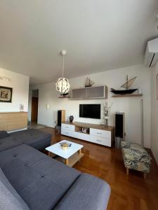 uma sala de estar com um sofá e uma televisão em Prova apartment - Zadar - Sea view em Zadar