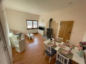 a kitchen and living room with a table and chairs at Ferienhaus Obschütz in Weißenfels