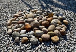 une pile de rochers sur un sol rocheux dans l'établissement Fresh hytte ved Borestranden med to soverom og hems, à Klepp