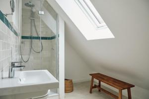 un bagno con doccia e lavandino di Tränke a Barkelsby