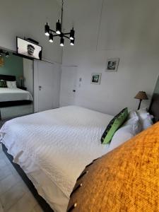 Una cama o camas en una habitación de Hotel Class Colonial
