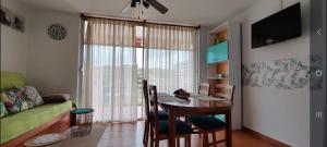 sala de estar con mesa, sofá y comedor en Reus y MAr Salou, en Salou