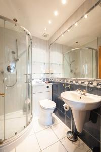 e bagno con lavandino, servizi igienici e doccia. di Kildonan Lodge Hotel a Edimburgo