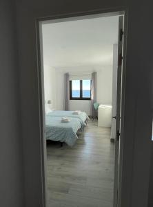 Łóżko lub łóżka w pokoju w obiekcie Moderno apartamento frente al mar