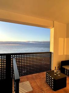 Pokój z balkonem z widokiem na ocean w obiekcie Moderno apartamento frente al mar w Puerto de la Cruz