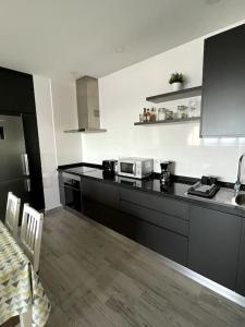 Kuchnia lub aneks kuchenny w obiekcie Moderno apartamento frente al mar