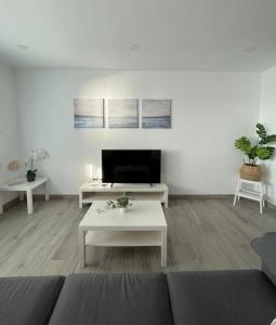 salon z kanapą i stołem w obiekcie Moderno apartamento frente al mar w Puerto de la Cruz