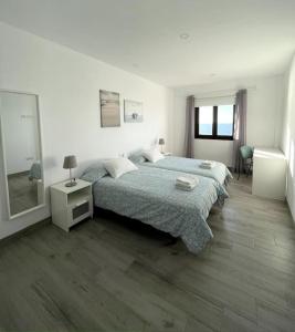 Łóżko lub łóżka w pokoju w obiekcie Moderno apartamento frente al mar