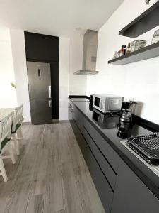 Kuchnia lub aneks kuchenny w obiekcie Moderno apartamento frente al mar