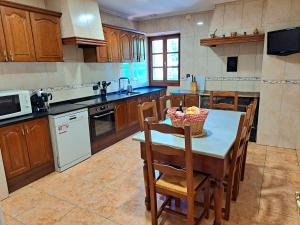 A kitchen or kitchenette at Casa Rural Betraunea