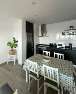 Kuchnia lub aneks kuchenny w obiekcie Moderno apartamento frente al mar