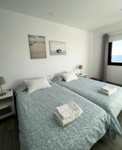 Łóżko lub łóżka w pokoju w obiekcie Moderno apartamento frente al mar